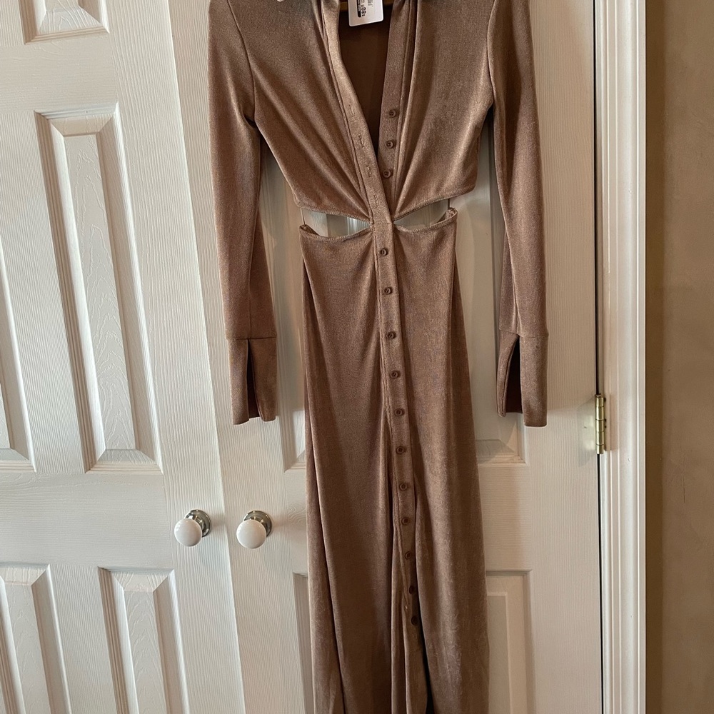 Cut out shirt dress. Sophisticated flattering fit.